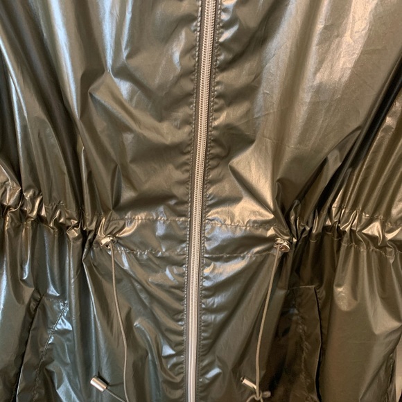 A new modern outwear that has a very cool color - Picture 4 of 8